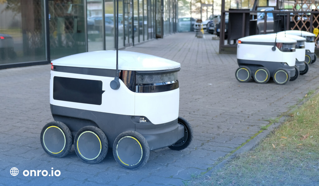AI bots navigates through streets and deliver packages.